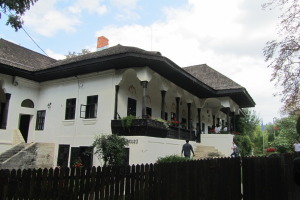 Bellu Manor Urlati